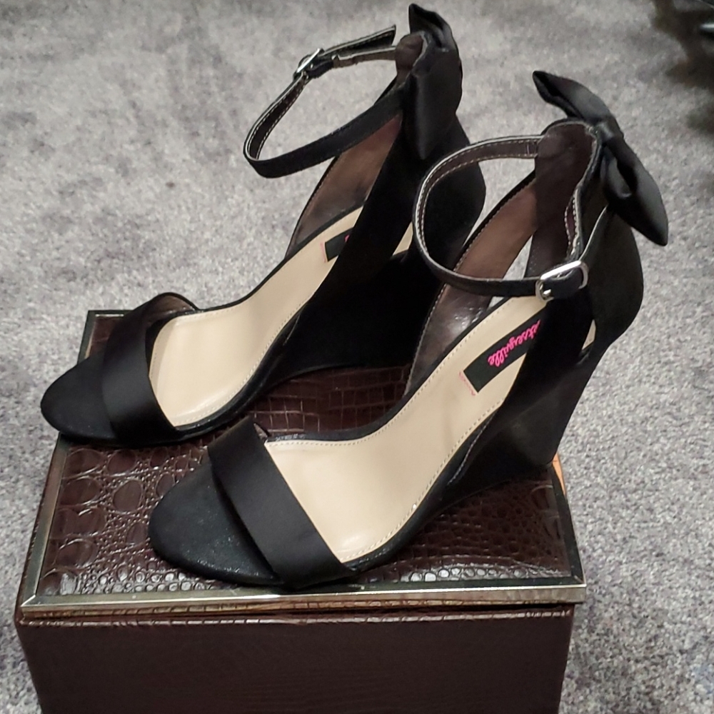 Like new black wedge sandals